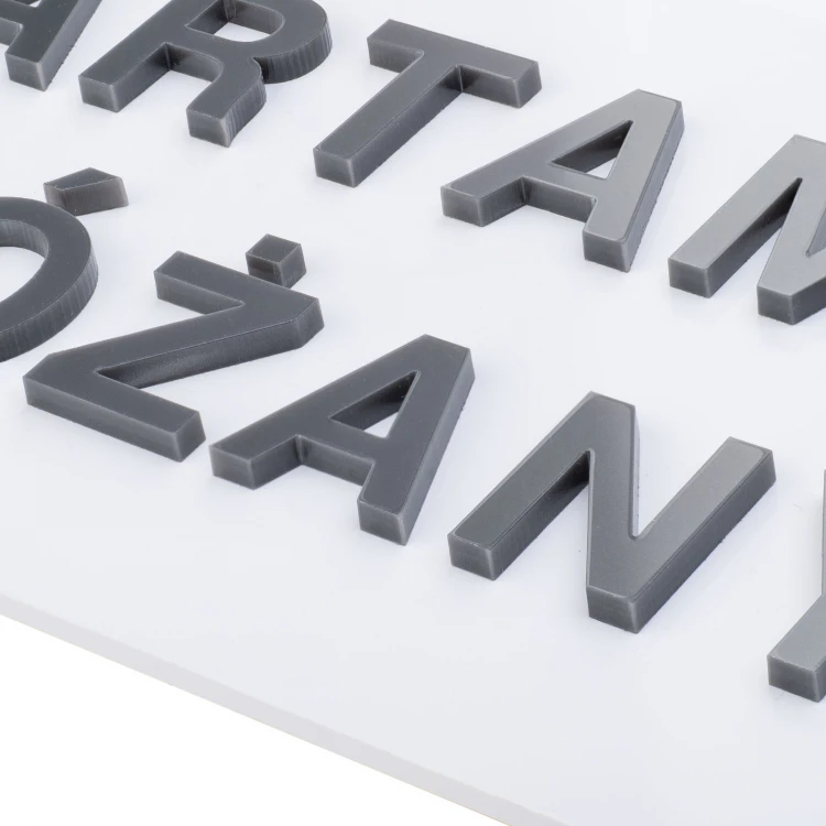 Biała tabliczka z wypukłymi literami - wymiary: 300x110mm - TAB520 
