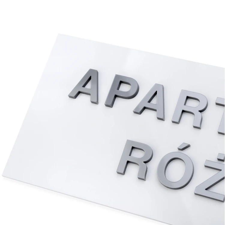 Biała tabliczka z wypukłymi literami - wymiary: 300x110mm - TAB520 