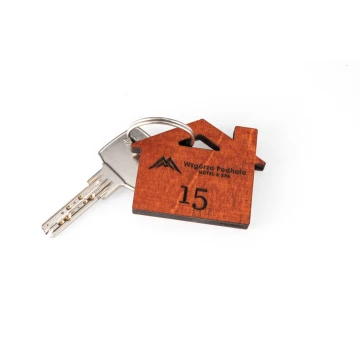 Brelok drewniany Domek z Kominem 1 kolor oranż wym. 55x43mm - BD041