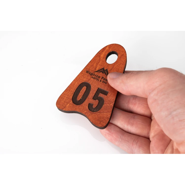 Brelok drewniany Ikar 1 kolor oranż wym. 80x50mm - BD037