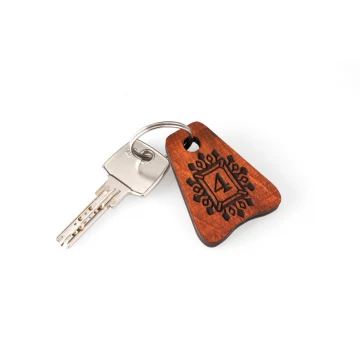 Brelok drewniany - Jaś 1 kolor oranż wym. 50x38mm - BD042