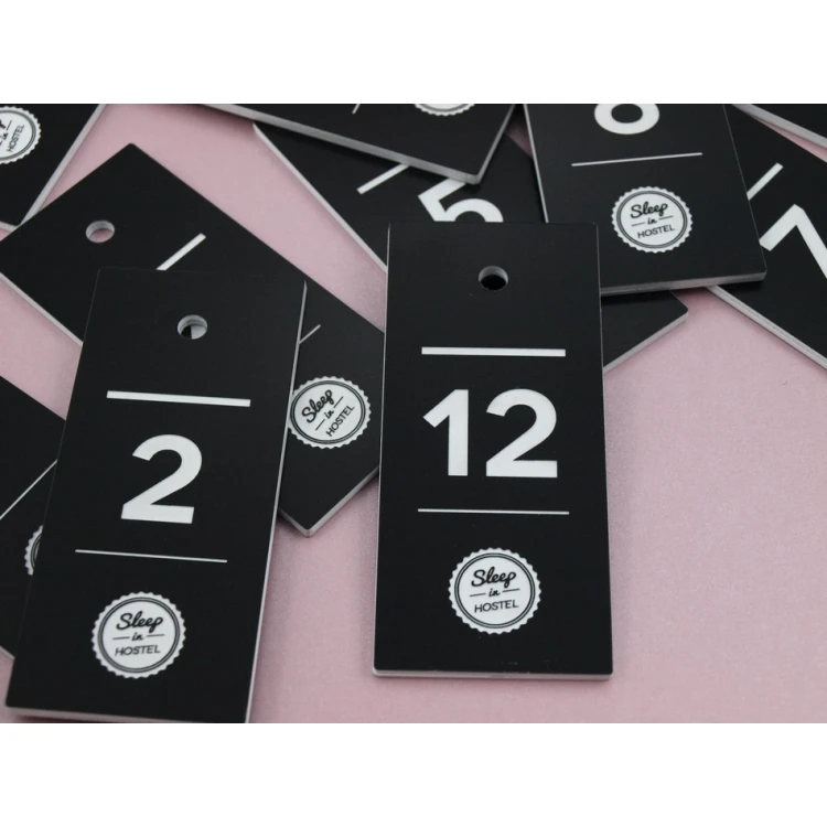 Brelok z laminatu grawerskiego - BLACK & WHITE TOMBREL
