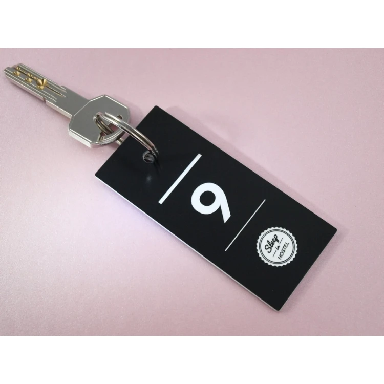 Brelok z laminatu grawerskiego - BLACK & WHITE TOMBREL