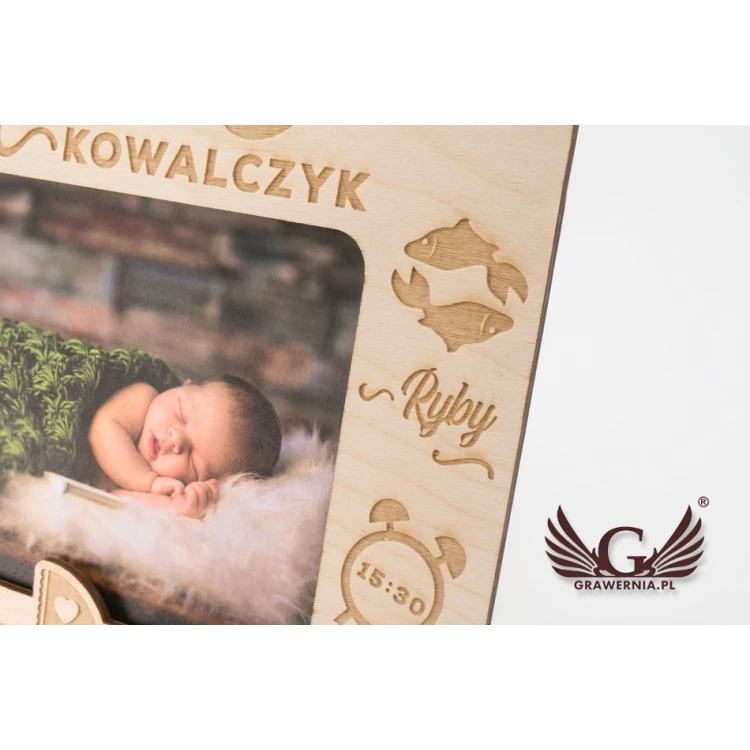 Drewniana ramka z grawerem na zdjęcie niemowlaka - RAM003