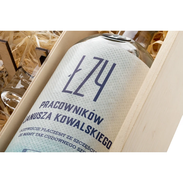 Drewniana skrzynka na wódkę z kompletem 6 kieliszków - Prezent dla szefa - SK070