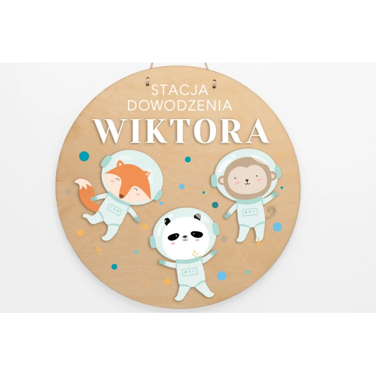 Drewniana tabliczka z imieniem dziecka - Stacja dowodzenia - średnica 290mm - NAP051
