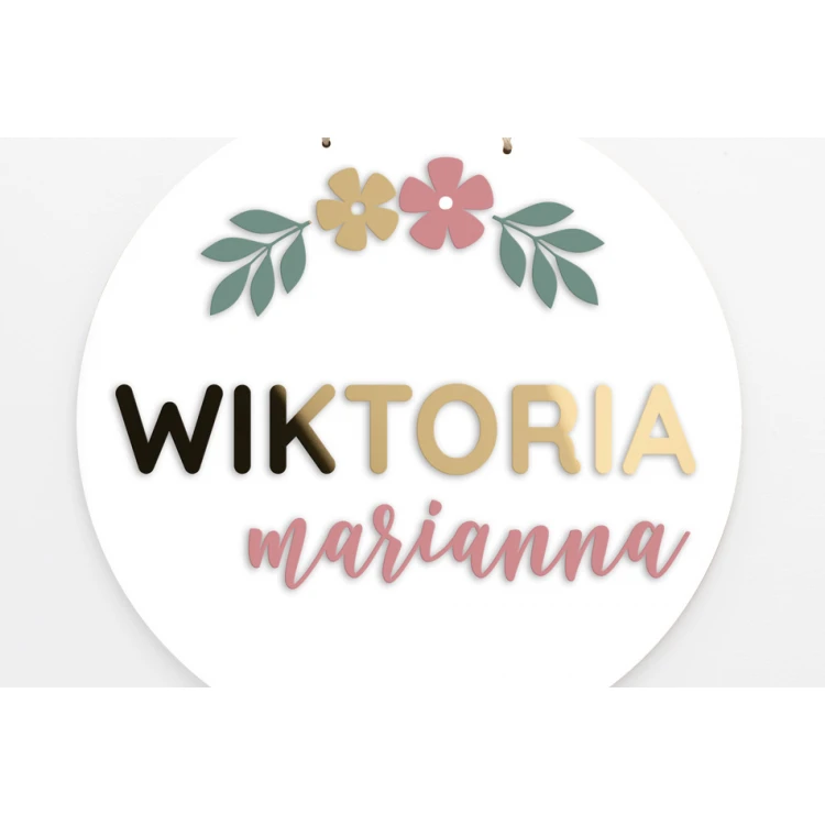 Drewniana tabliczka z imieniem dziecka - średnica 290mm - NAP068