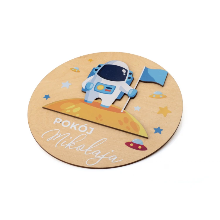 Drewniana tabliczka z imieniem dziecka - Astronauta - średnica 290mm - NAP036