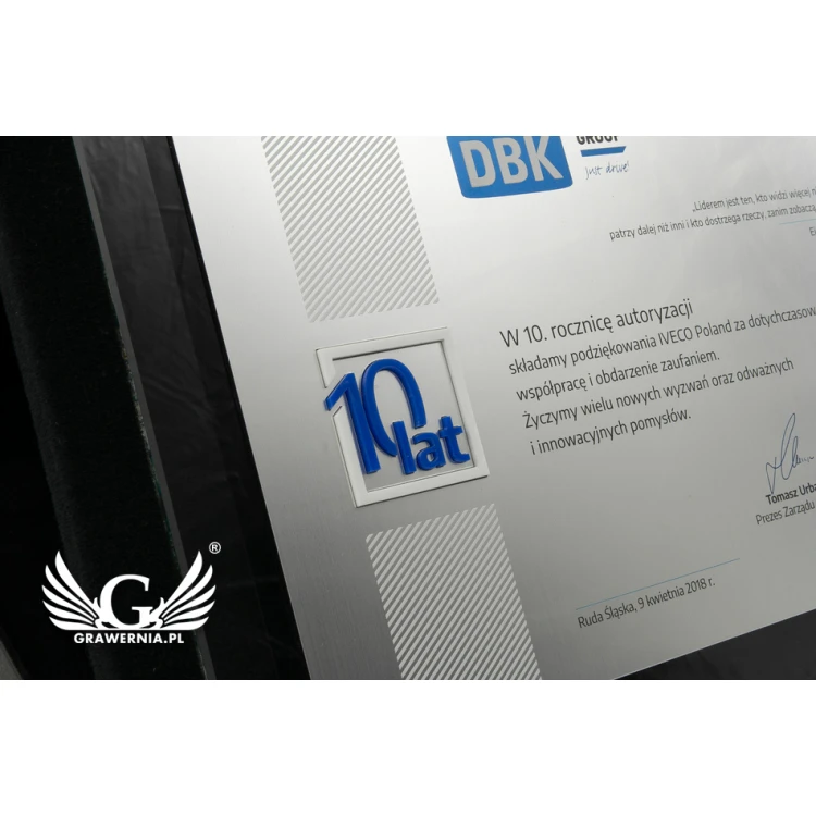 Dyplom jubileuszowy - poziomy - kolorowy druk UV i wypukły logotyp - DUV027