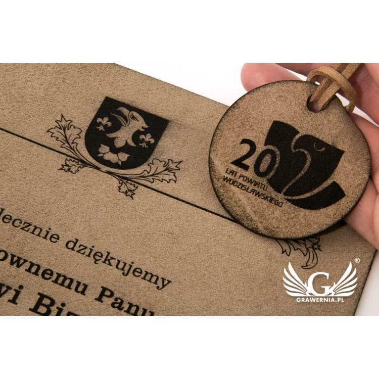 Dyplom ze skóry wiązany rzemykiem - DSK007