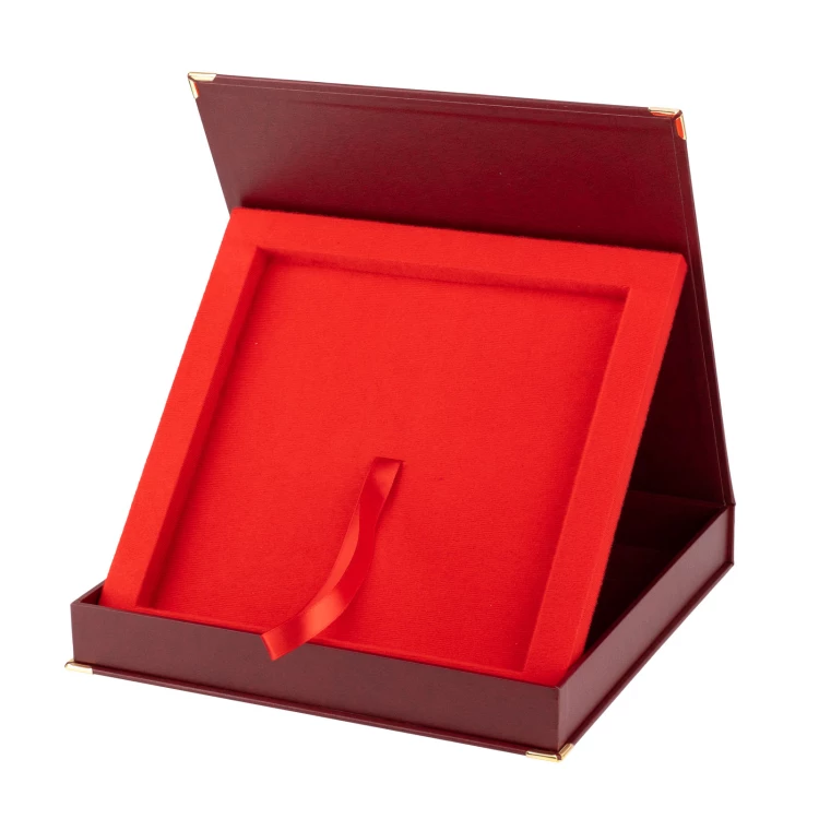 Etui czerwone kwadratowe do dyplomu 200x200mm - ET058