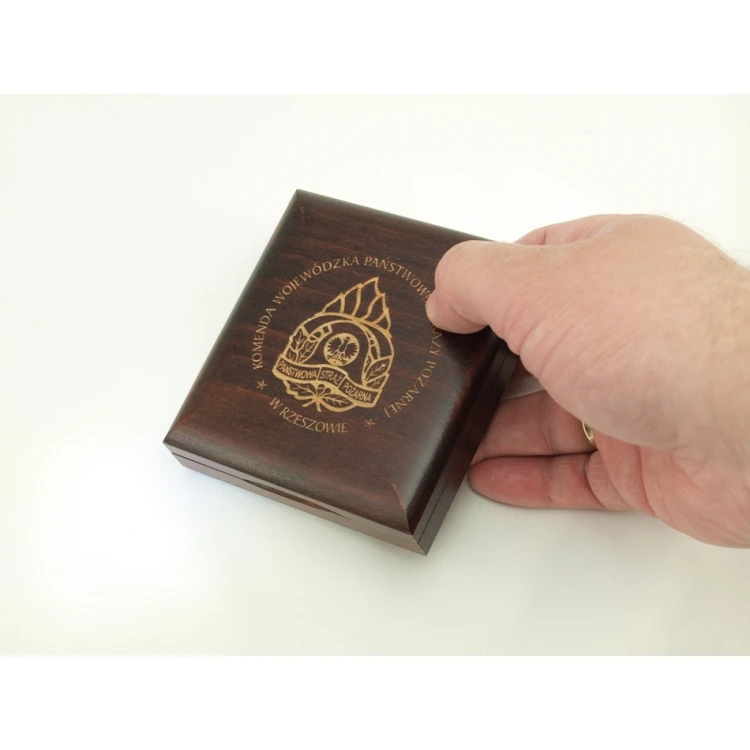 Kasetka etui drewniane z dwoma gniazdami na medal o średnicy 70mm - KAS05