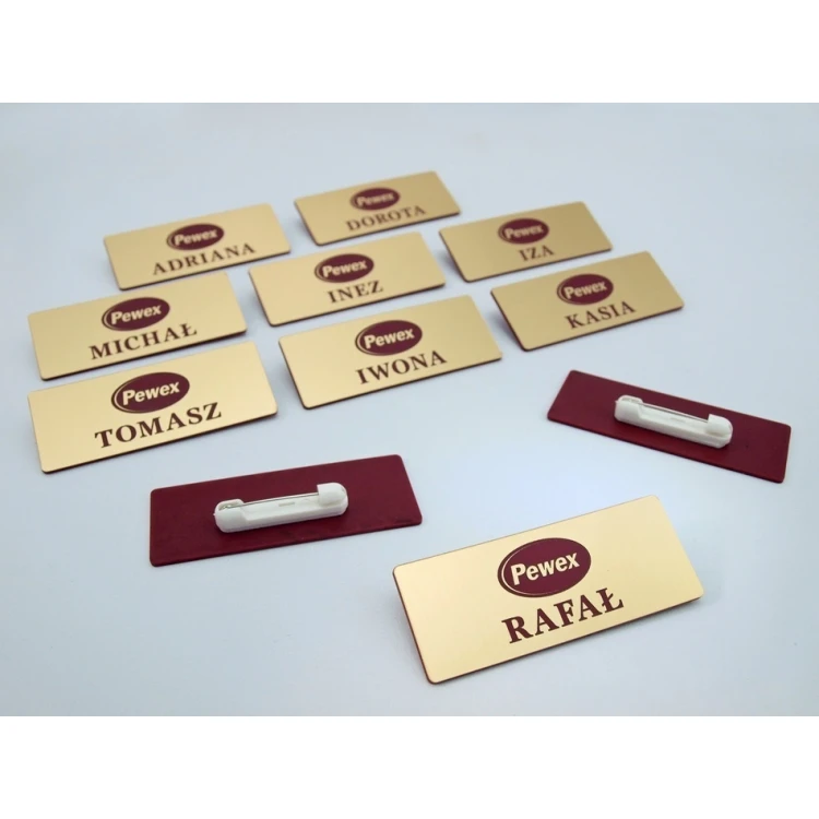 Identyfikator hotelowy - Złoty z czerwonym grawerem - 75x30mm - ID017