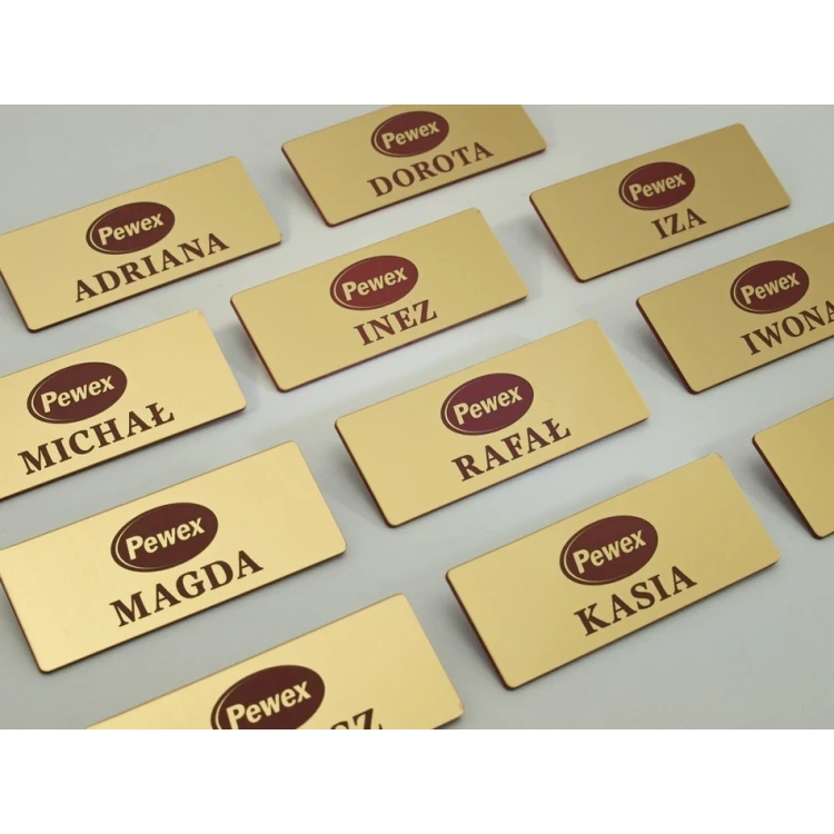 Identyfikator hotelowy - Złoty z czerwonym grawerem - 75x30mm - ID017