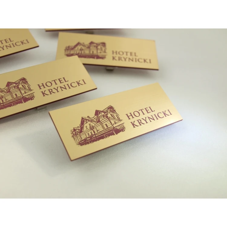 Identyfikator hotelowy - Złoty z czerwonym grawerem - 75x30mm - ID017