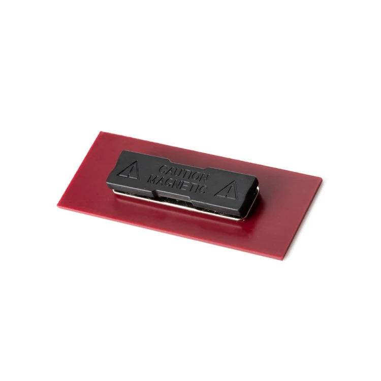 Identyfikator hotelowy - Złoty z czerwonym grawerem - 75x30mm - ID017