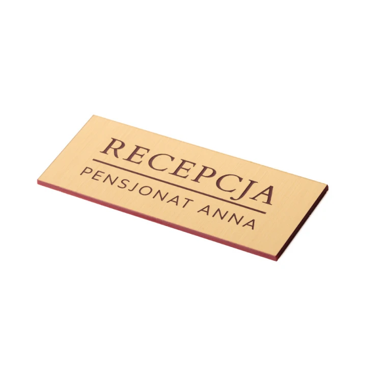 Identyfikator hotelowy - Złoty z czerwonym grawerem - 75x30mm - ID017