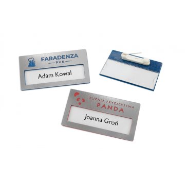 Identyfikator z okienkiem - srebrny z grawerem -  M - wym. 67x35mm - ID080