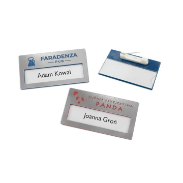 Identyfikator z okienkiem - srebrny z grawerem -  M - wym. 67x35mm - ID080
