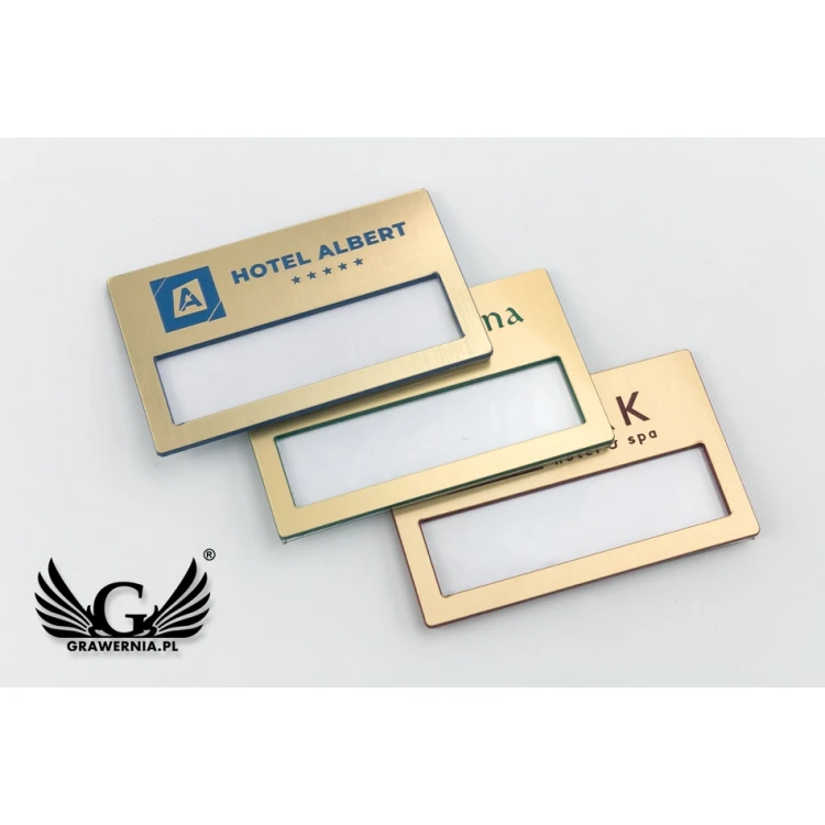 Identyfikator z okienkiem - złoty z kolorowym grawerem - B - wym. 67x40mm - ID072