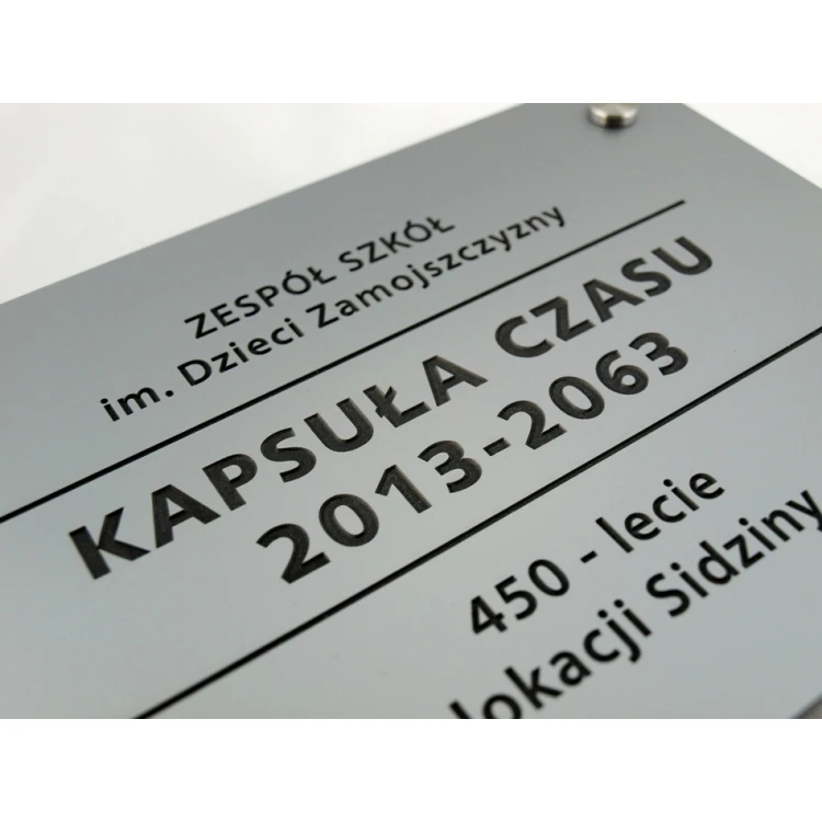 TABLICZKA GRAWEROWANA NA DYSTANSACH STALOWYCH -  wym. 210x148mm (format A5)
