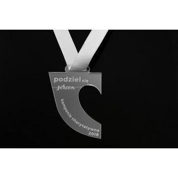 Medal akrylowy grawerowany laserem - wymiary: 45x55mm - gr. 3mm - MGR050