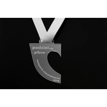 Medal akrylowy grawerowany laserem - wymiary: 45x55mm - gr. 3mm - MGR050