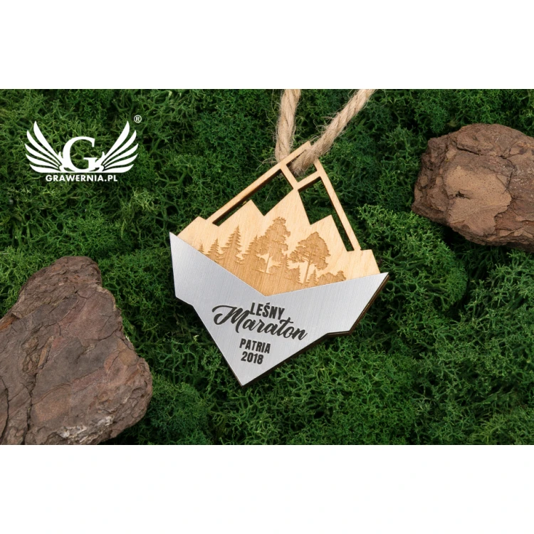 Medal drewniany Forest z laminatem grawerskim - wym: 70x82mm - gr. 4,6mm - MGR028