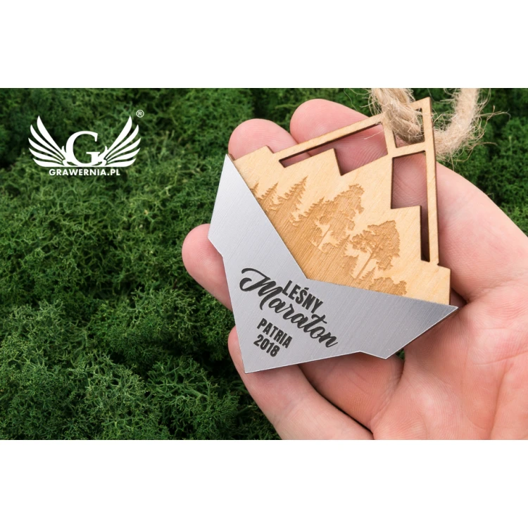 Medal drewniany Forest z laminatem grawerskim - wym: 70x82mm - gr. 4,6mm - MGR028