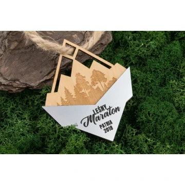 Medal drewniany Forest z laminatem grawerskim - wym: 70x82mm - gr. 4,6mm - MGR028