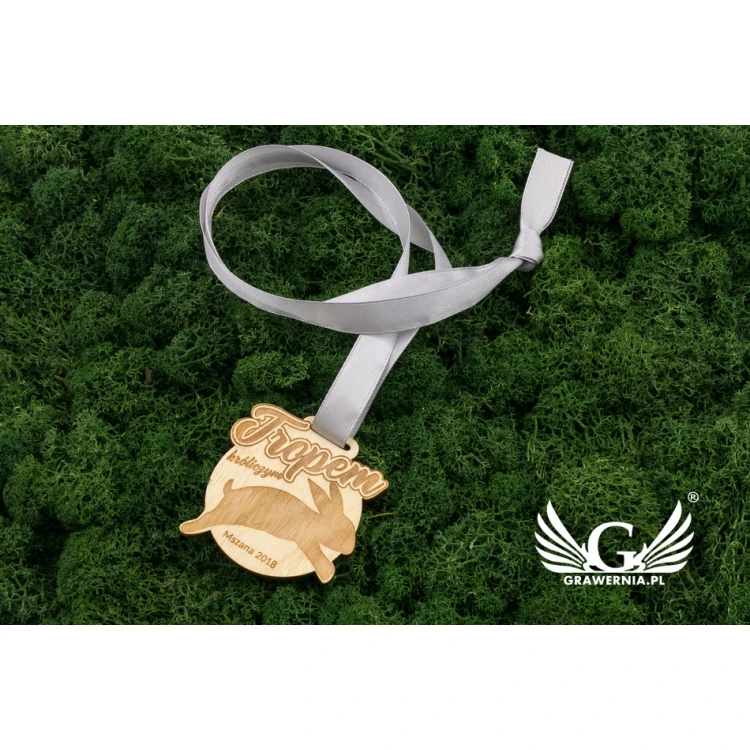 Medal drewniany grawerowany laserem - wymiary: 56x54mm - gr. 3mm - MGR037