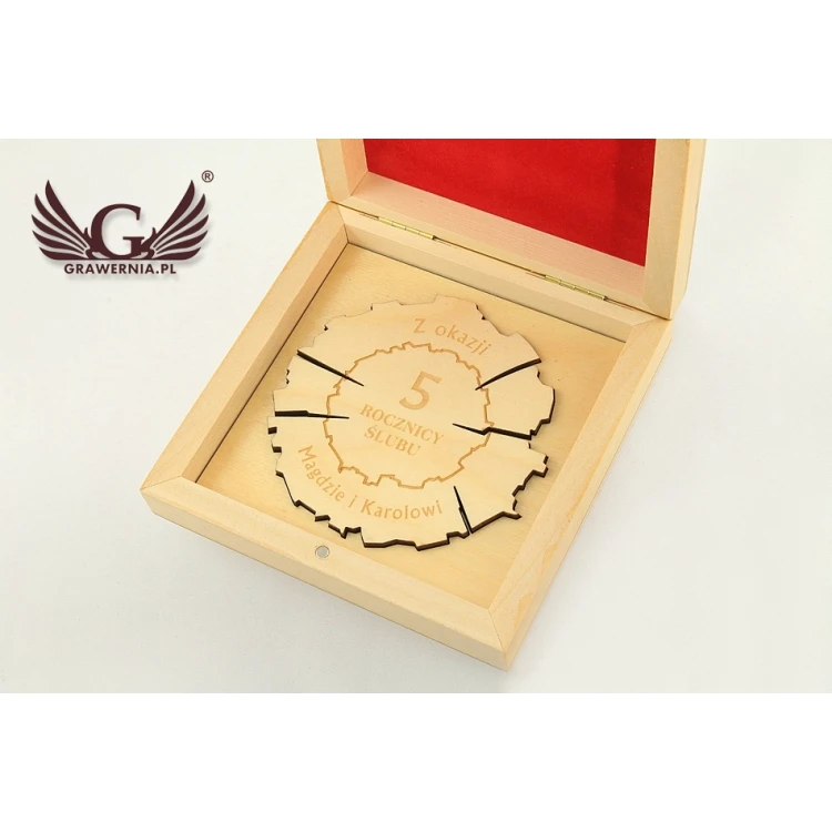  Medal drewniany na 5 rocznicę ślubu (drewnianą) w kasecie z drewna - kolor jasny - MGR011