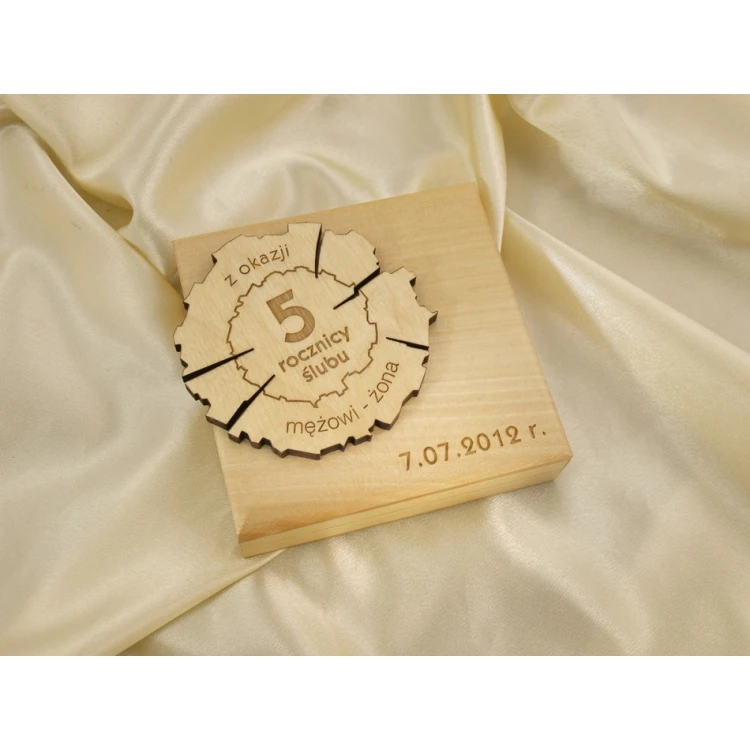  Medal drewniany na 5 rocznicę ślubu (drewnianą) w kasecie z drewna - kolor jasny - MGR011