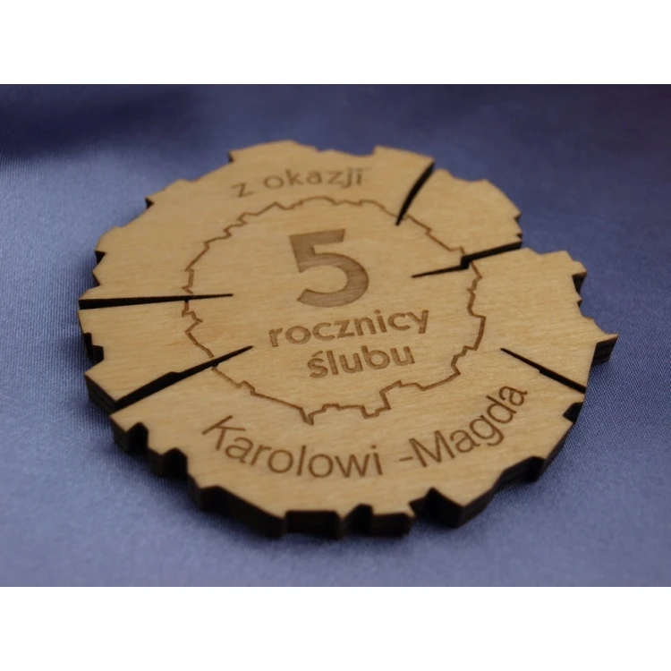  Medal drewniany na 5 rocznicę ślubu (drewnianą) w kasecie z drewna - kolor jasny - MGR011