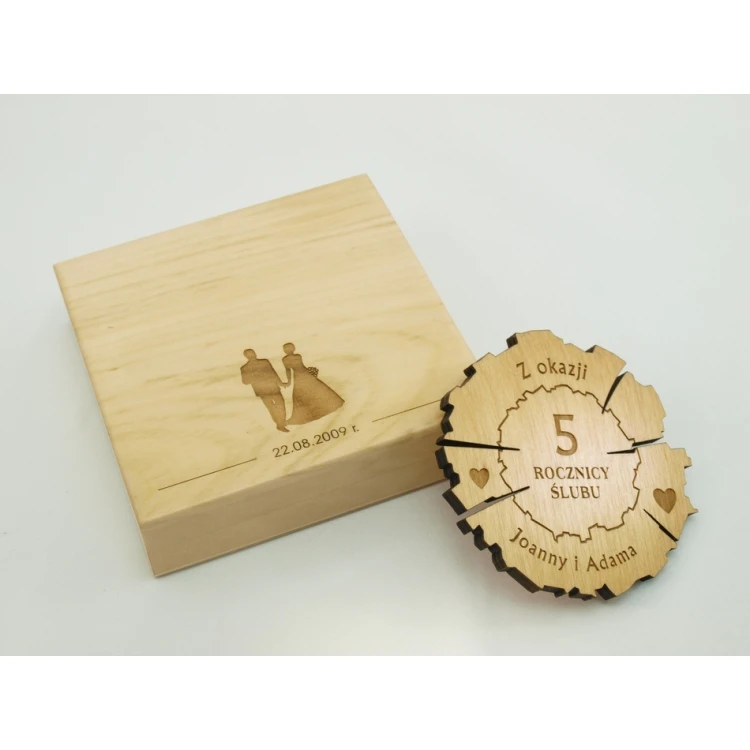  Medal drewniany na 5 rocznicę ślubu (drewnianą) w kasecie z drewna - kolor jasny - MGR011
