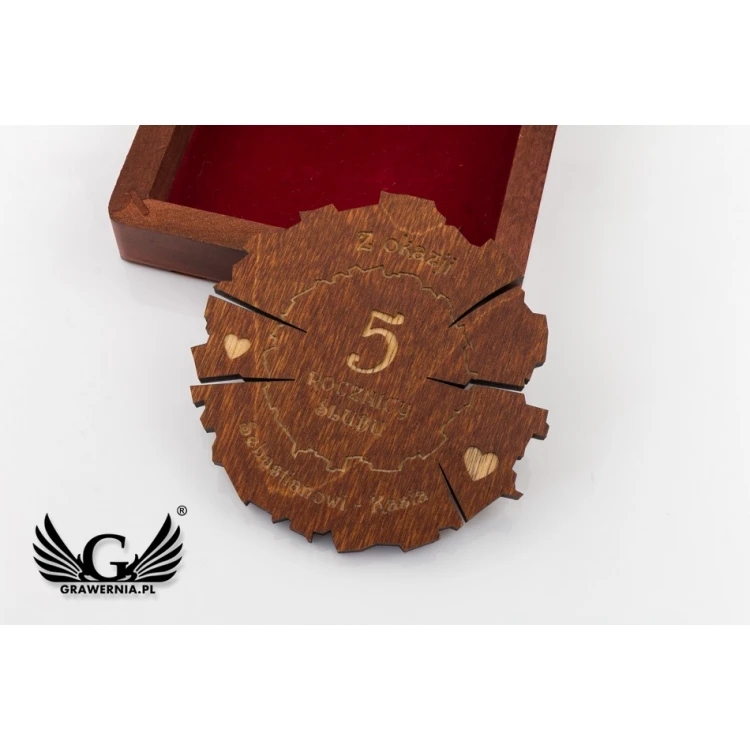Medal drewniany na 5 rocznicę ślubu (drewnianą) w kasecie z drewna - kolor ciepły brąz - MGR009