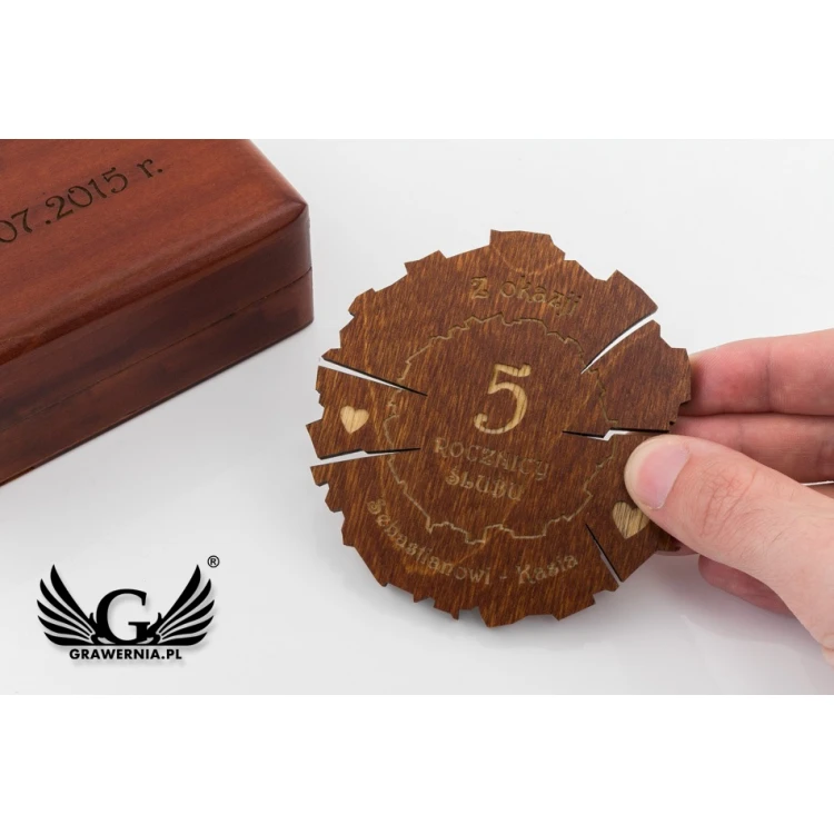 Medal drewniany na 5 rocznicę ślubu (drewnianą) w kasecie z drewna - kolor ciepły brąz - MGR009