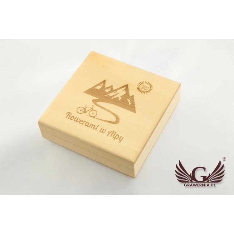 Medal drewniany na każdą okazję w kasecie z drewna - kolor jasny - MGR012