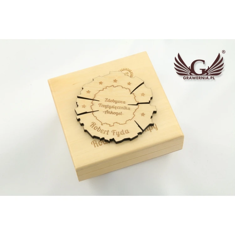 Medal drewniany na każdą okazję w kasecie z drewna - kolor jasny - MGR012