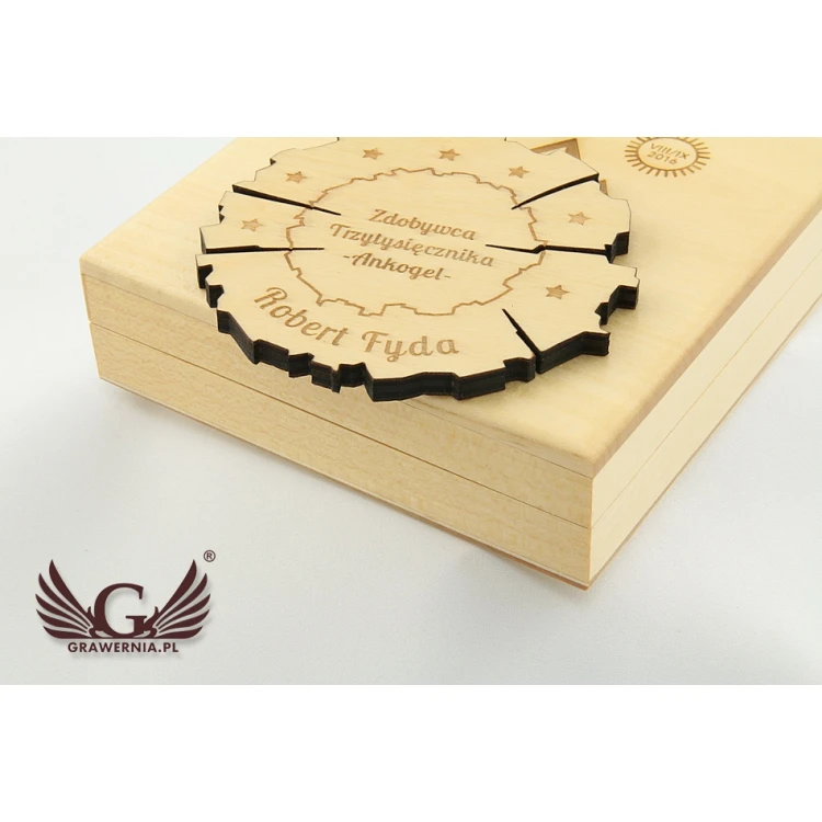 Medal drewniany na każdą okazję w kasecie z drewna - kolor jasny - MGR012