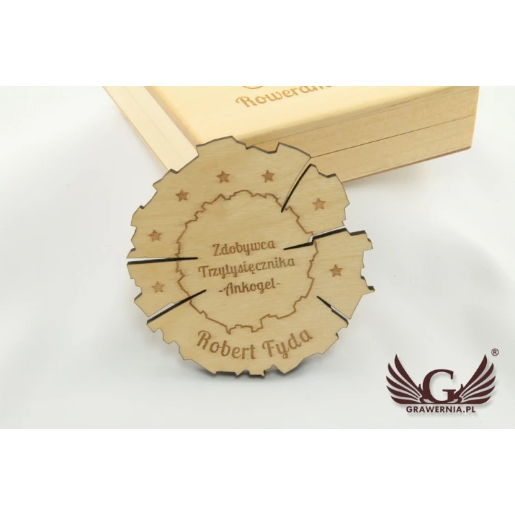 Medal drewniany na każdą okazję w kasecie z drewna - kolor jasny - MGR012