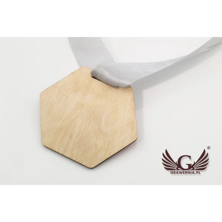 Medal drewniany druk UV - Strong Woman - wymiary: 79x66mm - MGR062