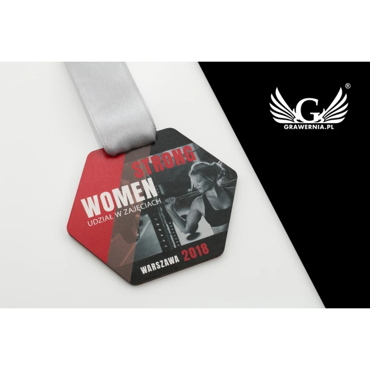 Medal drewniany druk UV - Strong Woman - wymiary: 79x66mm - MGR062