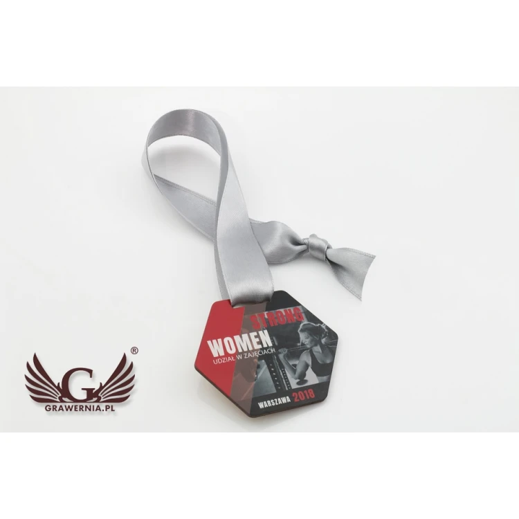 Medal drewniany druk UV - Strong Woman - wymiary: 79x66mm - MGR062