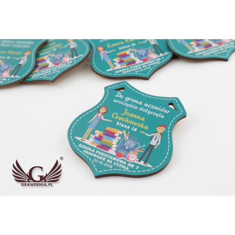 Medal drewniany tarcza - pasowanie na ucznia - wym. 80x90mm - druk UV - MGR026