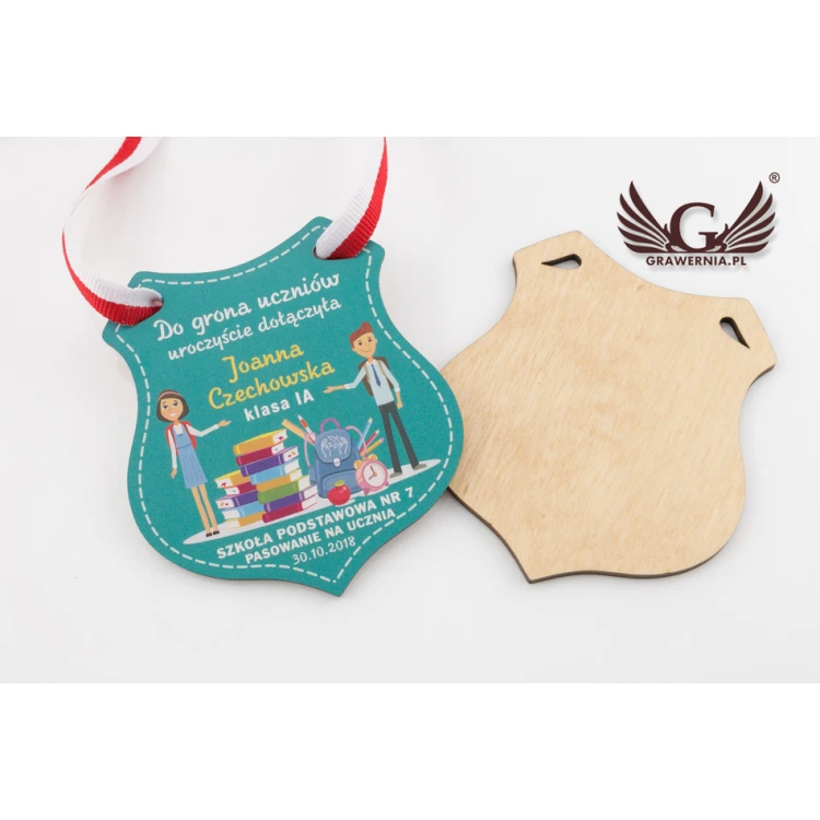 Medal drewniany tarcza - pasowanie na ucznia - wym. 80x90mm - druk UV - MGR026