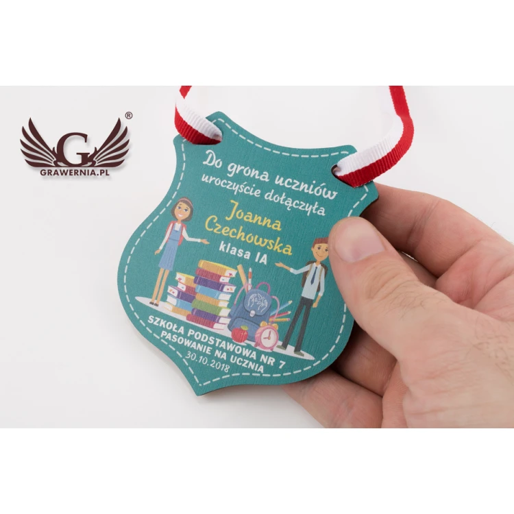 Medal drewniany tarcza - pasowanie na ucznia - wym. 80x90mm - druk UV - MGR026