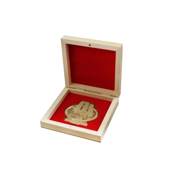 Medal mosiężny w drewnianej kasetce z grawerem - średnica 70mm