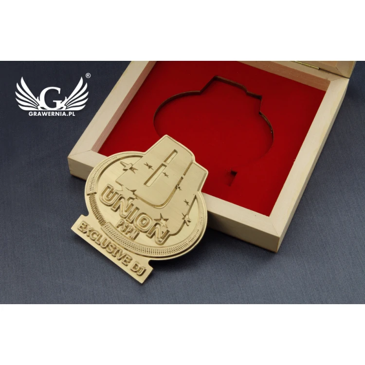 Medal mosiężny w drewnianej kasetce z grawerem - średnica 70mm