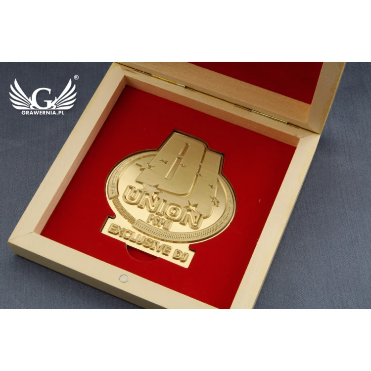 Medal mosiężny w drewnianej kasetce z grawerem - średnica 70mm